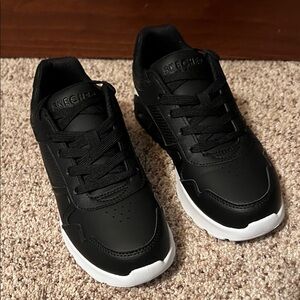 Skechers Kid’s Black and White Sneakers Youth 5